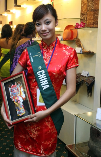 Khai trương gian trưng bày đồ lưu niệm của người đẹp Hoa hậu Trái đất - 4 Khai trương gian trưng bày đồ lưu niệm của người đẹp Hoa hậu Trái đất - 4