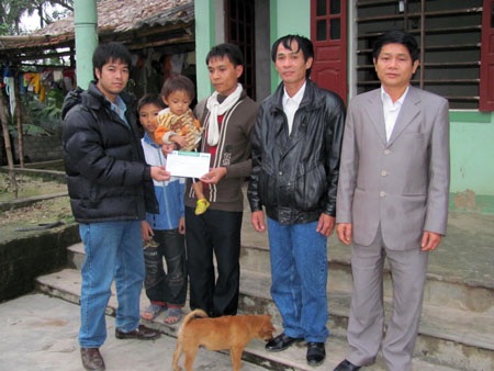 Quà nhân ái tiếp tục đến với 3 anh em mồ côi Trần Công Vũ - 2 Quà nhân ái tiếp tục đến với 3 anh em mồ côi Trần Công Vũ - 2