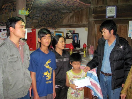Quà nhân ái tiếp tục đến với 3 anh em mồ côi Trần Công Vũ - 1 Quà nhân ái tiếp tục đến với 3 anh em mồ côi Trần Công Vũ - 1