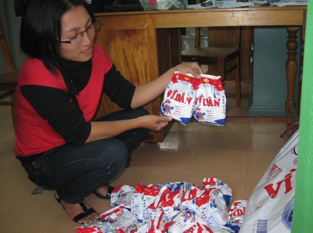 Cứu trợ vùng lũ bằng hàng… quá “đát”?! - 1