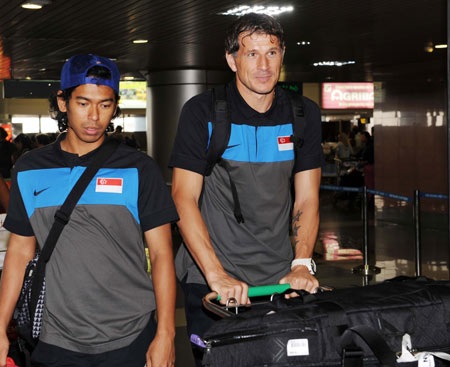 “Việt Nam và Singapore sẽ vào bán kết AFF Cup” - 2