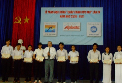 Tiền Giang: Trao 75 suất học bổng cho học sinh, sinh viên nghèo - 1 Tiền Giang: Trao 75 suất học bổng cho học sinh, sinh viên nghèo - 1