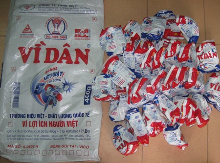 Cứu trợ vùng lũ bằng hàng… quá “đát”?! - 2