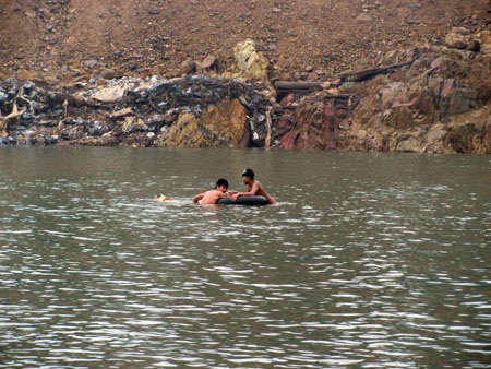 Hãi hùng cảnh mót sắt dưới chân đập Hố Hô - 10