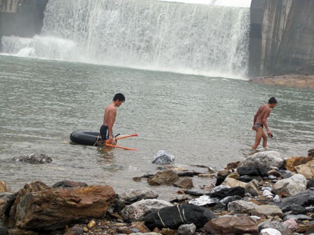 Hãi hùng cảnh mót sắt dưới chân đập Hố Hô - 11