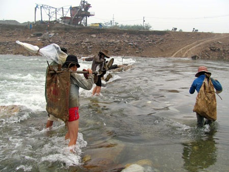 Hãi hùng cảnh mót sắt dưới chân đập Hố Hô - 4