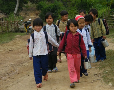 Đến trường cùng cặp lồng cơm  - 1