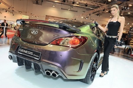 Người đẹp “đốt nóng” Triển lãm xe độ Essen - 4 Người đẹp “đốt nóng” Triển lãm xe độ Essen - 4