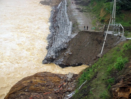 Hãi hùng cảnh mót sắt dưới chân đập Hố Hô - 2