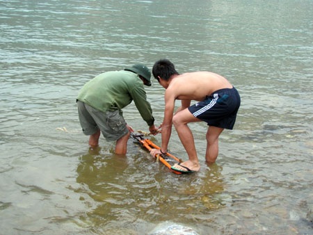 Hãi hùng cảnh mót sắt dưới chân đập Hố Hô - 8