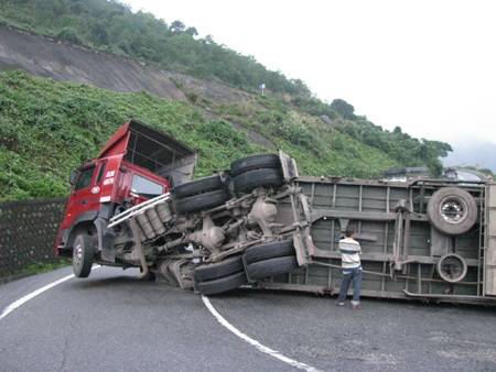 Lật xe đầu kéo chắn ngang đèo Hải Vân - 1