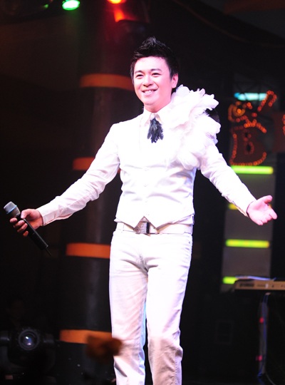 MC Tuấn Tú trổ tài ca hát - 8