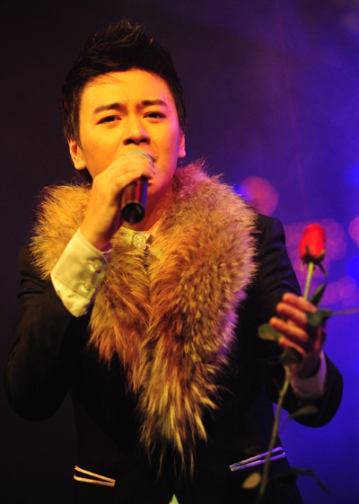 MC Tuấn Tú trổ tài ca hát - 7