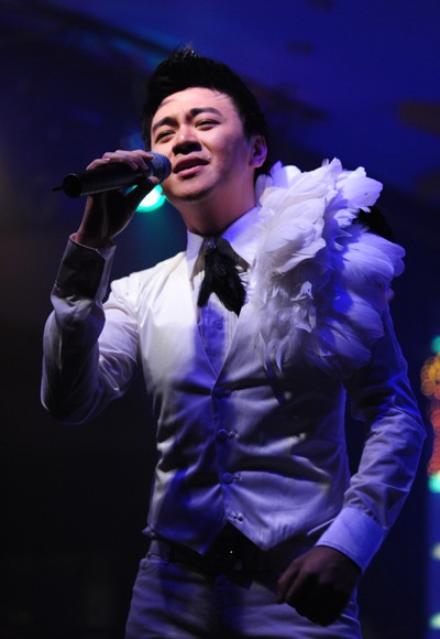 MC Tuấn Tú trổ tài ca hát - 6