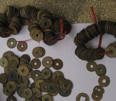 Phát hiện hơn 300 đồng tiền cổ dưới lòng sông Lam - 2