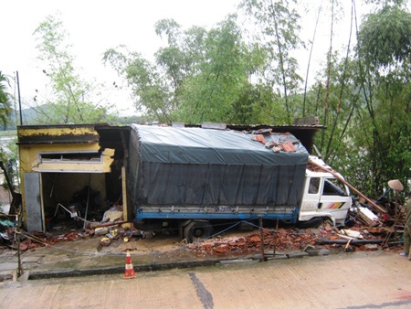 Ô tô đâm thẳng vào nhà, cả gia đình bị thương nặng - 1