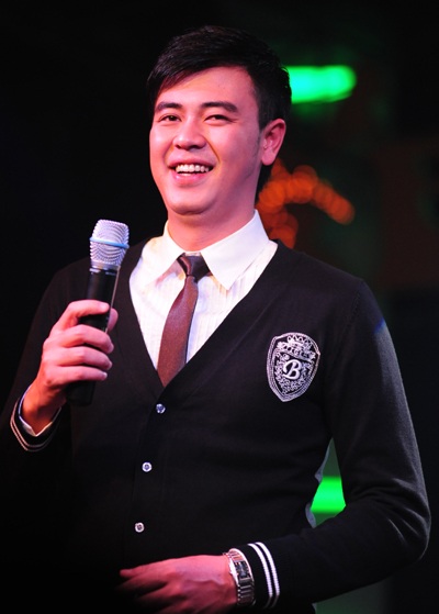 MC Tuấn Tú trổ tài ca hát - 1