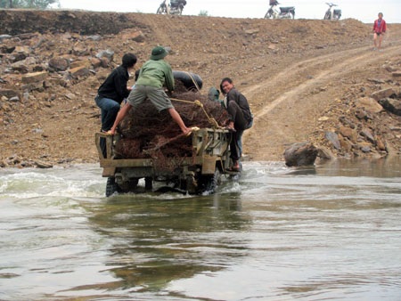 Hãi hùng cảnh mót sắt dưới chân đập Hố Hô - 14