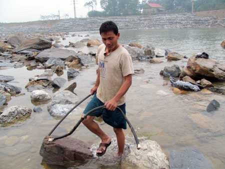 Hãi hùng cảnh mót sắt dưới chân đập Hố Hô - 13