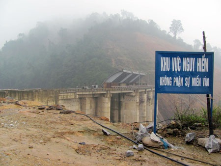 Hãi hùng cảnh mót sắt dưới chân đập Hố Hô - 3