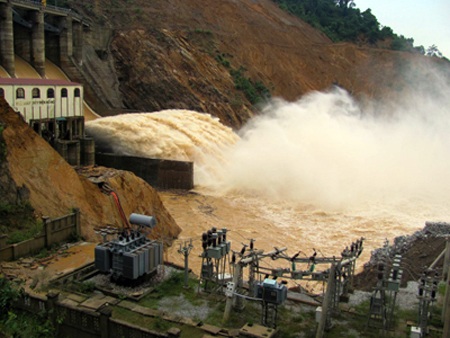Hãi hùng cảnh mót sắt dưới chân đập Hố Hô - 1