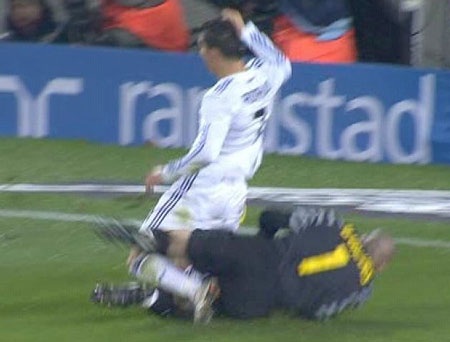 Trọng tài Iturralde bị chỉ trích thiên vị Barcelona - 1