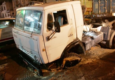 “Hố tử thần” nuốt gọn đầu container - 1 “Hố tử thần” nuốt gọn đầu container - 1