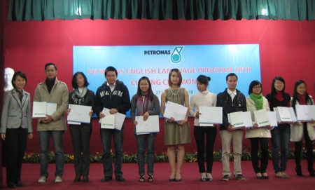 Hơn 1.000 sinh viên nhận học bổng tiếng Anh PETRONAS - 1 Hơn 1.000 sinh viên nhận học bổng tiếng Anh PETRONAS - 1