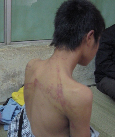 Có được phép giáo dục bằng... dùi cui cao su? - 1