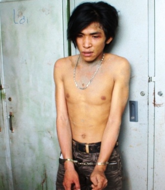 Cuộc rượt đuổi kinh hoàng giữa ô tô 7 chỗ và kẻ trộm xe máy - 4 Cuộc rượt đuổi kinh hoàng giữa ô tô 7 chỗ và kẻ trộm xe máy - 4