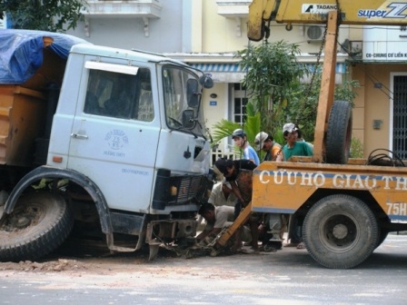 Hoảng hồn vì xe tải bất ngờ gãy trục giữa đường - 1 Hoảng hồn vì xe tải bất ngờ gãy trục giữa đường - 1