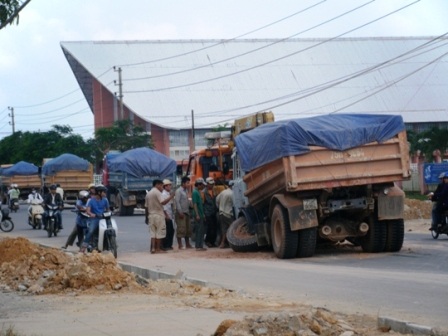 Hoảng hồn vì xe tải bất ngờ gãy trục giữa đường - 2 Hoảng hồn vì xe tải bất ngờ gãy trục giữa đường - 2