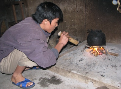 Những con tim kêu cứu từ căn nhà tàn - 2