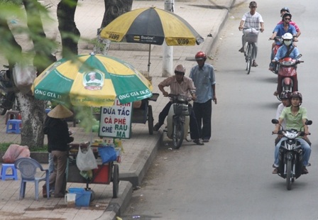 TPHCM sắp thu phí sử dụng vỉa hè - 1