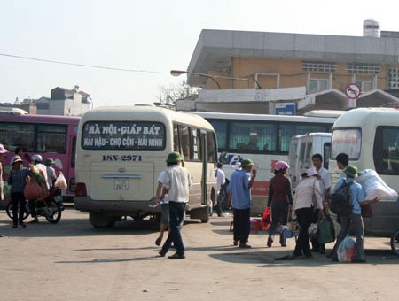 “Cò mồi” lộng hành bến xe khách Hà Nội - 1 “Cò mồi” lộng hành bến xe khách Hà Nội - 1