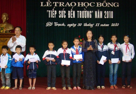 Quảng Bình: 1.000 suất học bổng cho học sinh vùng lũ - 1 Quảng Bình: 1.000 suất học bổng cho học sinh vùng lũ - 1