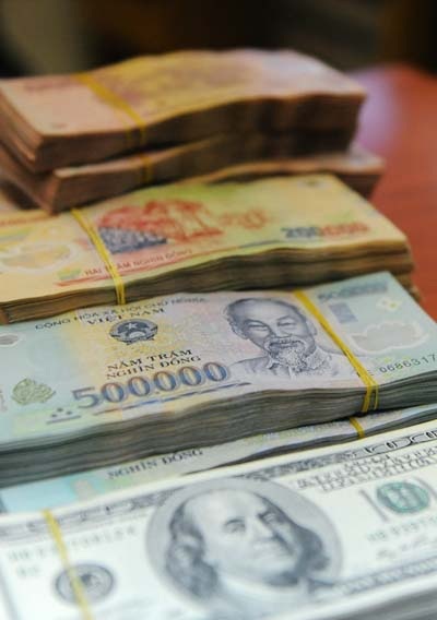 “Áp” giải pháp mạnh ổn định tỷ giá, vàng và lãi suất - 1