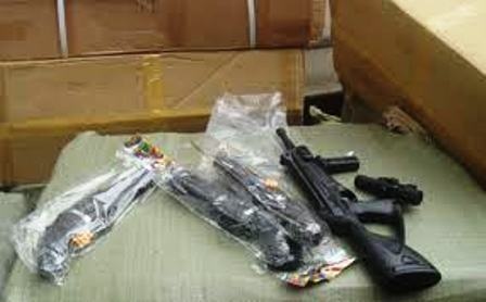 Một hành khách mang 4 khẩu súng qua đường hàng không  - 1