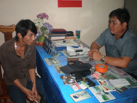 Bắt nhóm học sinh cho vay lấy lãi, dùng “hàng nóng” để đòi nợ - 1 Bắt nhóm học sinh cho vay lấy lãi, dùng “hàng nóng” để đòi nợ - 1