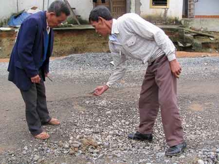 Bài 1: Đường chưa bàn giao đã “nát bấy” - 4