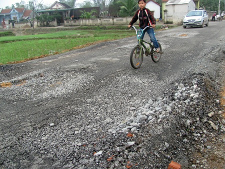 Bài 1: Đường chưa bàn giao đã “nát bấy” - 2