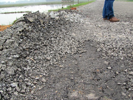 Bài 1: Đường chưa bàn giao đã “nát bấy” - 1