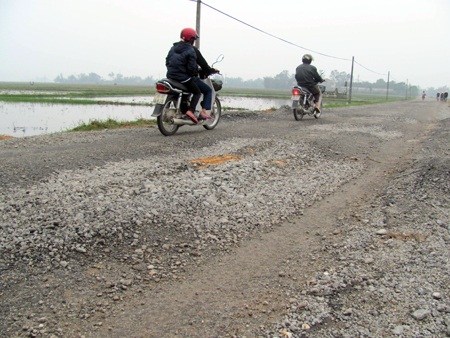 Bài 1: Đường chưa bàn giao đã “nát bấy” - 7