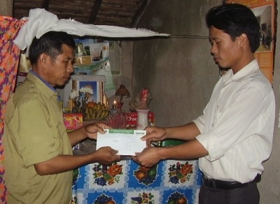 40 hộ dân vùng ngoài đê sông La tiếp tục nhận quà cứu trợ - 3