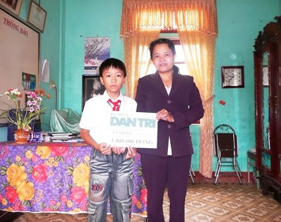 Lần thứ 2 cậu bé mồ côi nhân quà nhân ái - 1 Lần thứ 2 cậu bé mồ côi nhân quà nhân ái - 1
