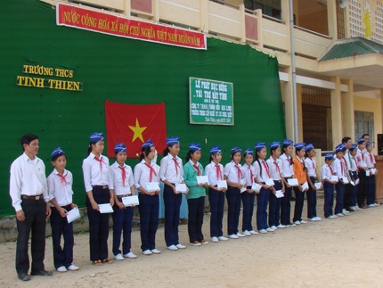 Hậu duệ vua Lý Thái Tổ tặng sách lịch sử cho trường THCS - 1