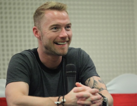 Phóng viên Việt Nam hỏi Ronan Keating bí quyết giữ… “nhan sắc” - 2 Phóng viên Việt Nam hỏi Ronan Keating bí quyết giữ… “nhan sắc” - 2