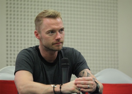 Phóng viên Việt Nam hỏi Ronan Keating bí quyết giữ… “nhan sắc” - 4 Phóng viên Việt Nam hỏi Ronan Keating bí quyết giữ… “nhan sắc” - 4