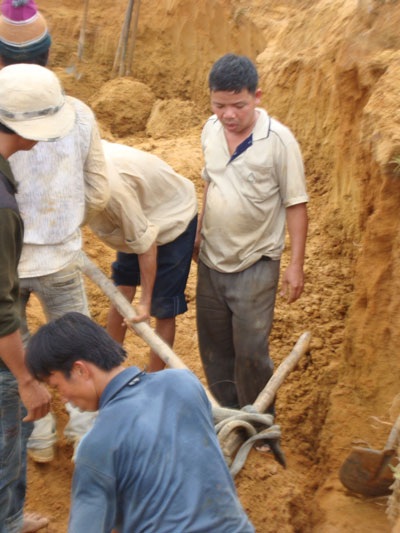 Đổ xô đi đào đá tổ ong bên chân núi Ngự Bình - 1 Đổ xô đi đào đá tổ ong bên chân núi Ngự Bình - 1