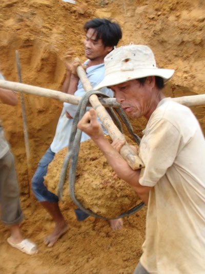 Đổ xô đi đào đá tổ ong bên chân núi Ngự Bình - 3 Đổ xô đi đào đá tổ ong bên chân núi Ngự Bình - 3